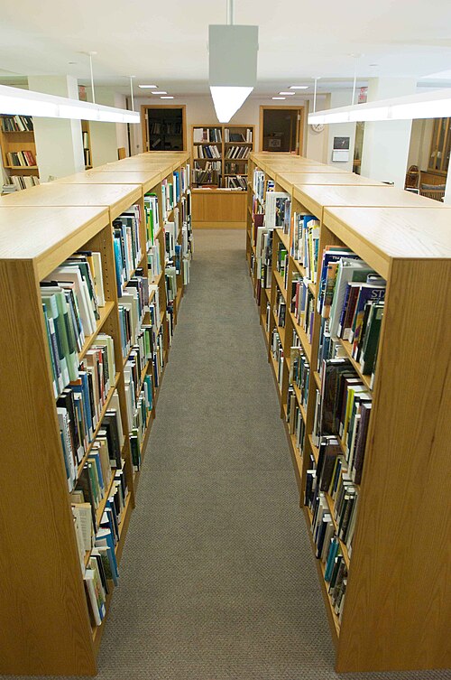 Estanterías con libros en una biblioteca