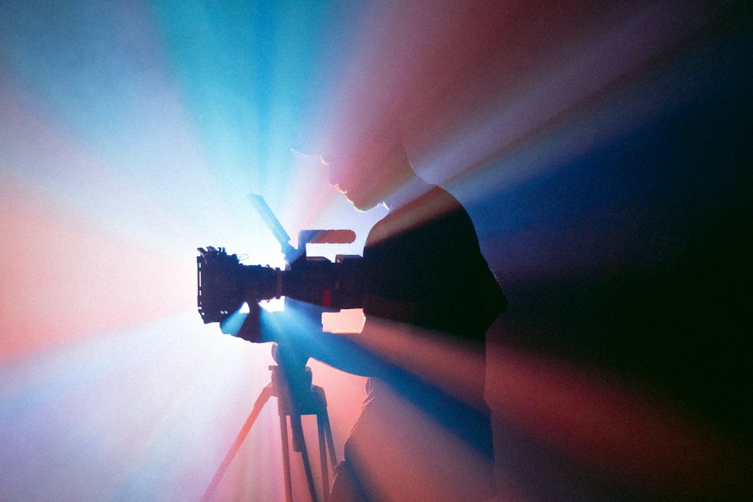 Persona grabando con una cámara cinematográfica; imagen ilustrativa