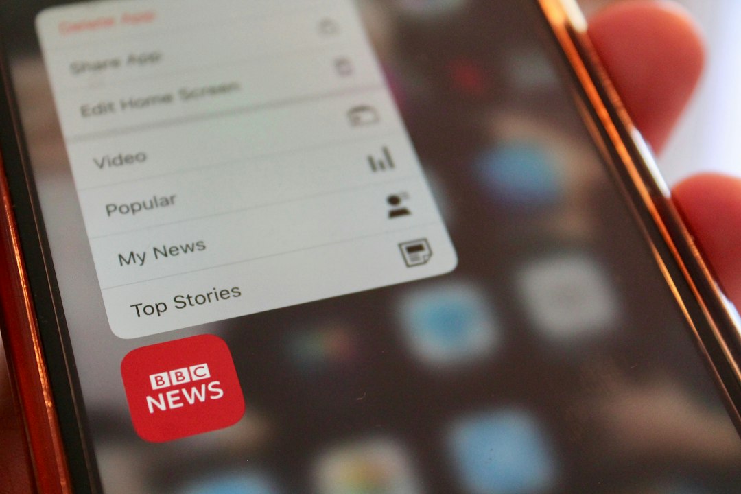 Teléfono mostrando noticias; imagen ilustrativa sobre información digital