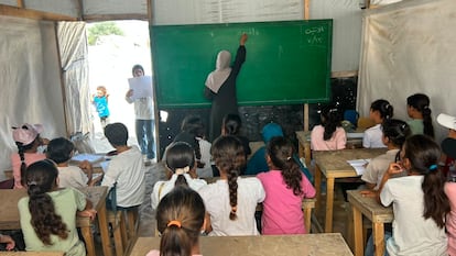 Clase en una escuela improvisada de Al Mawasi, al sur de Gaza