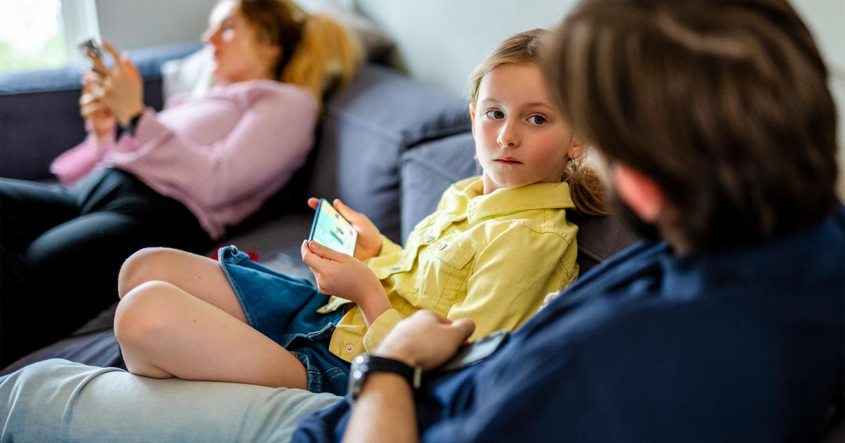 Niña con un teléfono móvil, imagen de la Comisión Europea sobre la ley KIDS