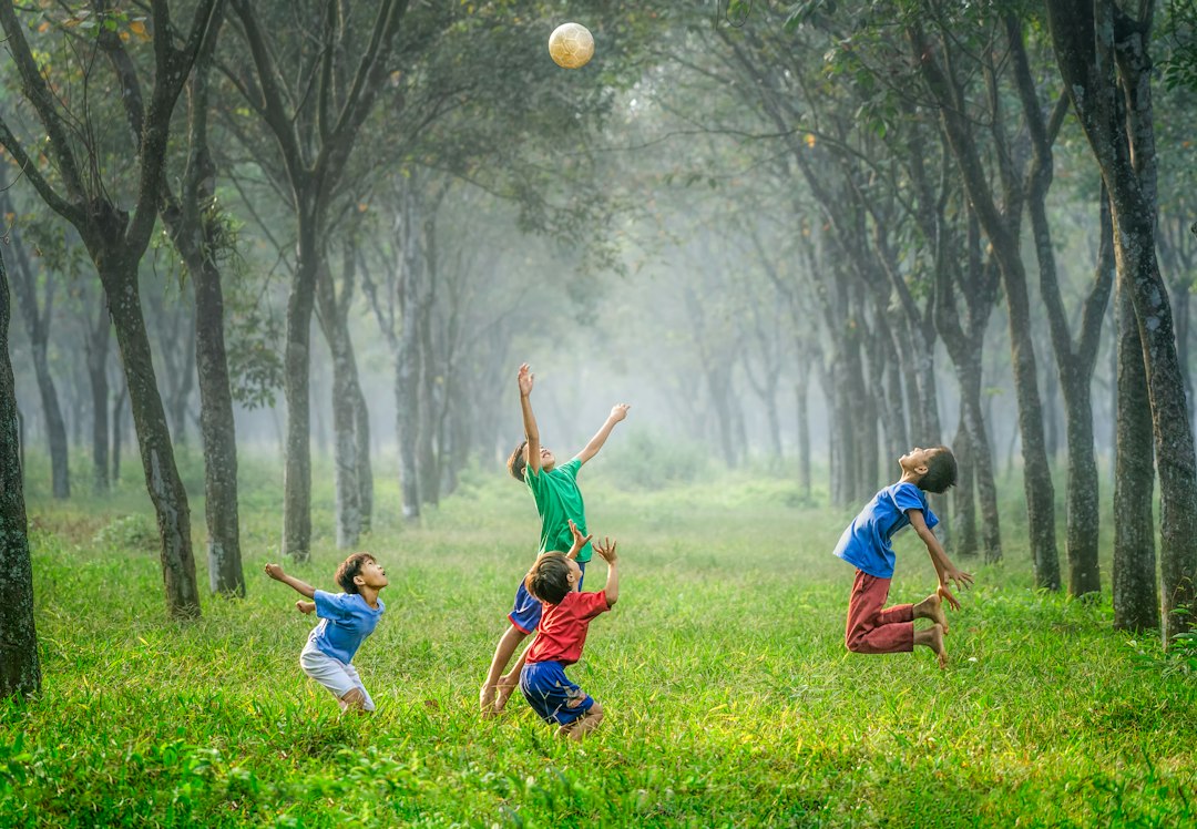 Niños jugando al aire libre; imagen ilustrativa sobre actividad física
