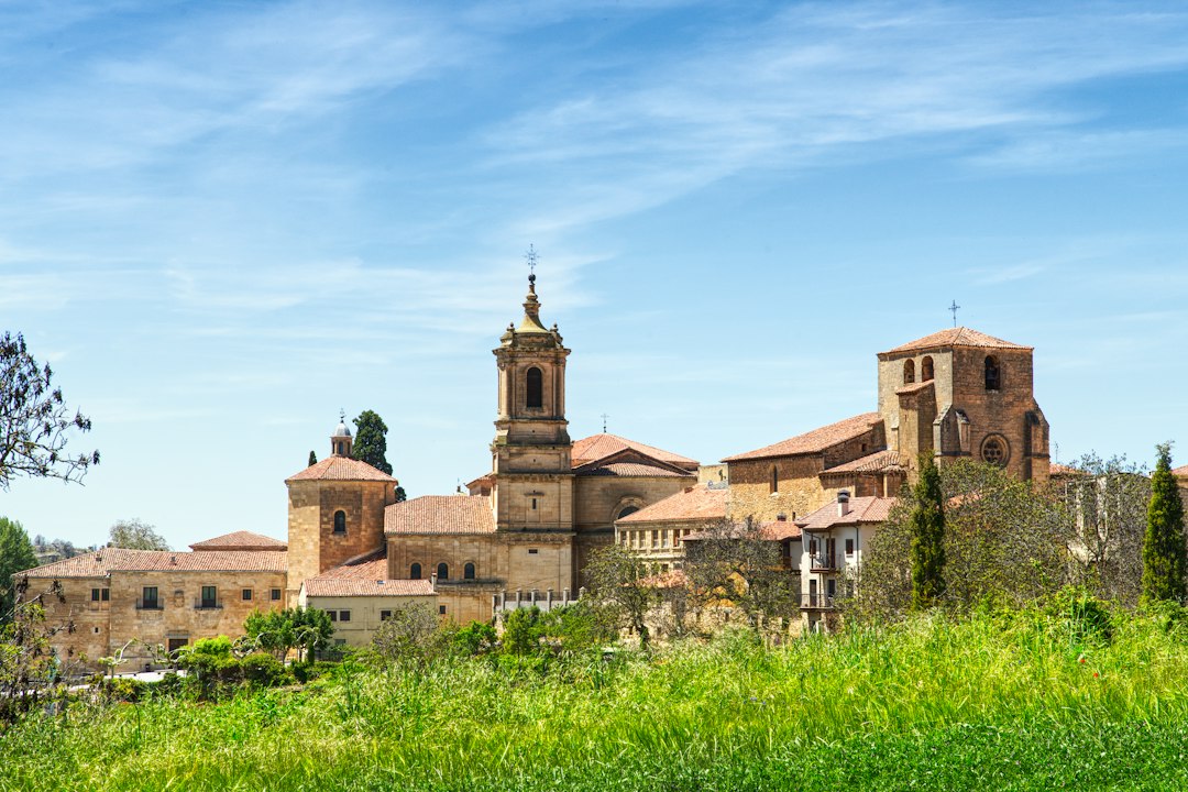 Edificio monástico en un entorno verde; imagen ilustrativa sobre vida contemplativa