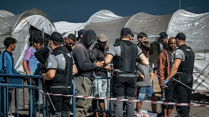Llegada de migrantes al campamento temporal instalado en el puerto de Ceuta