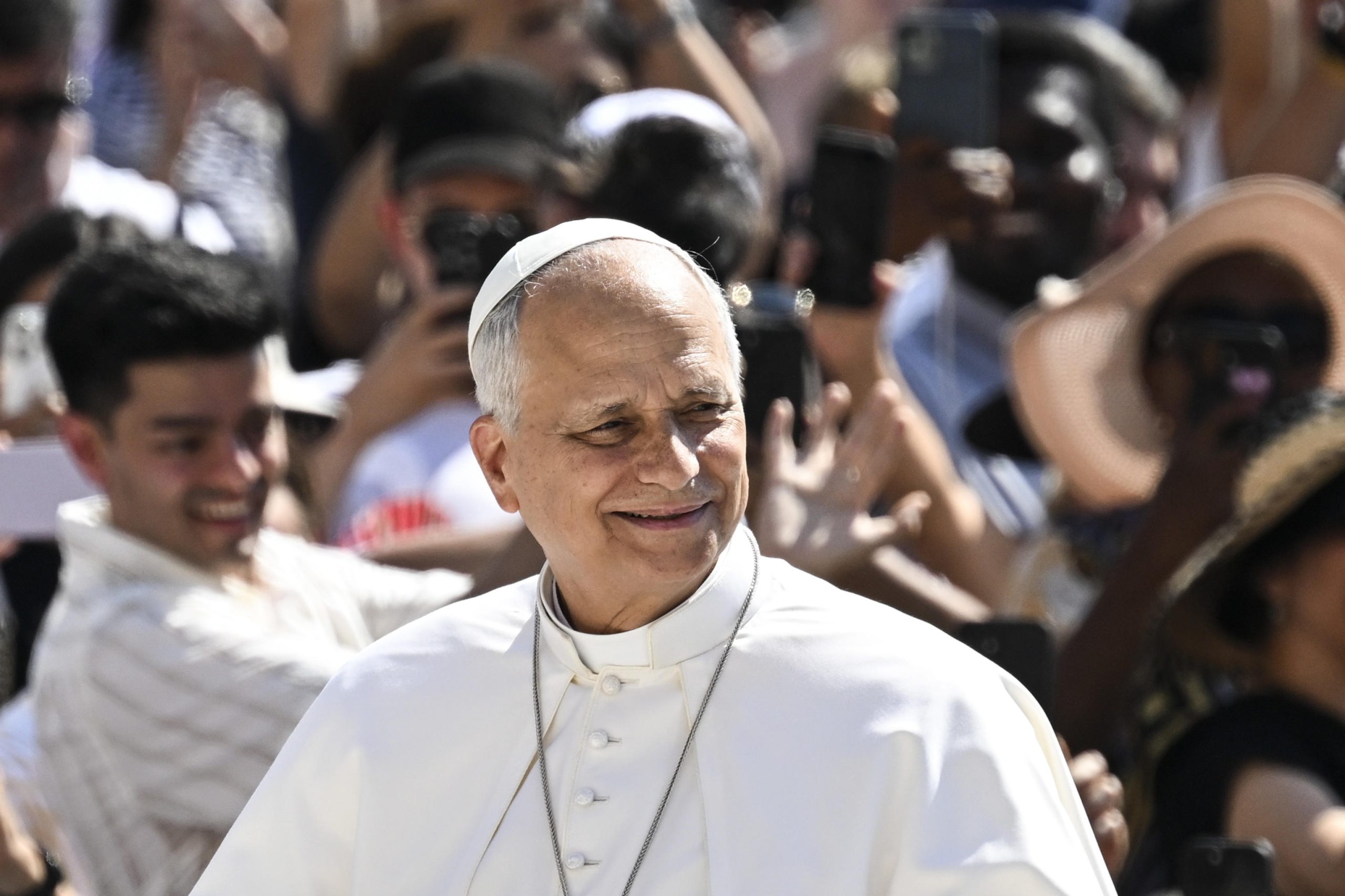 El Papa León XIV saluda a los fieles durante una audiencia general en la Plaza de San Pedro. Foto: EFE/EPA/Riccardo Antimiani