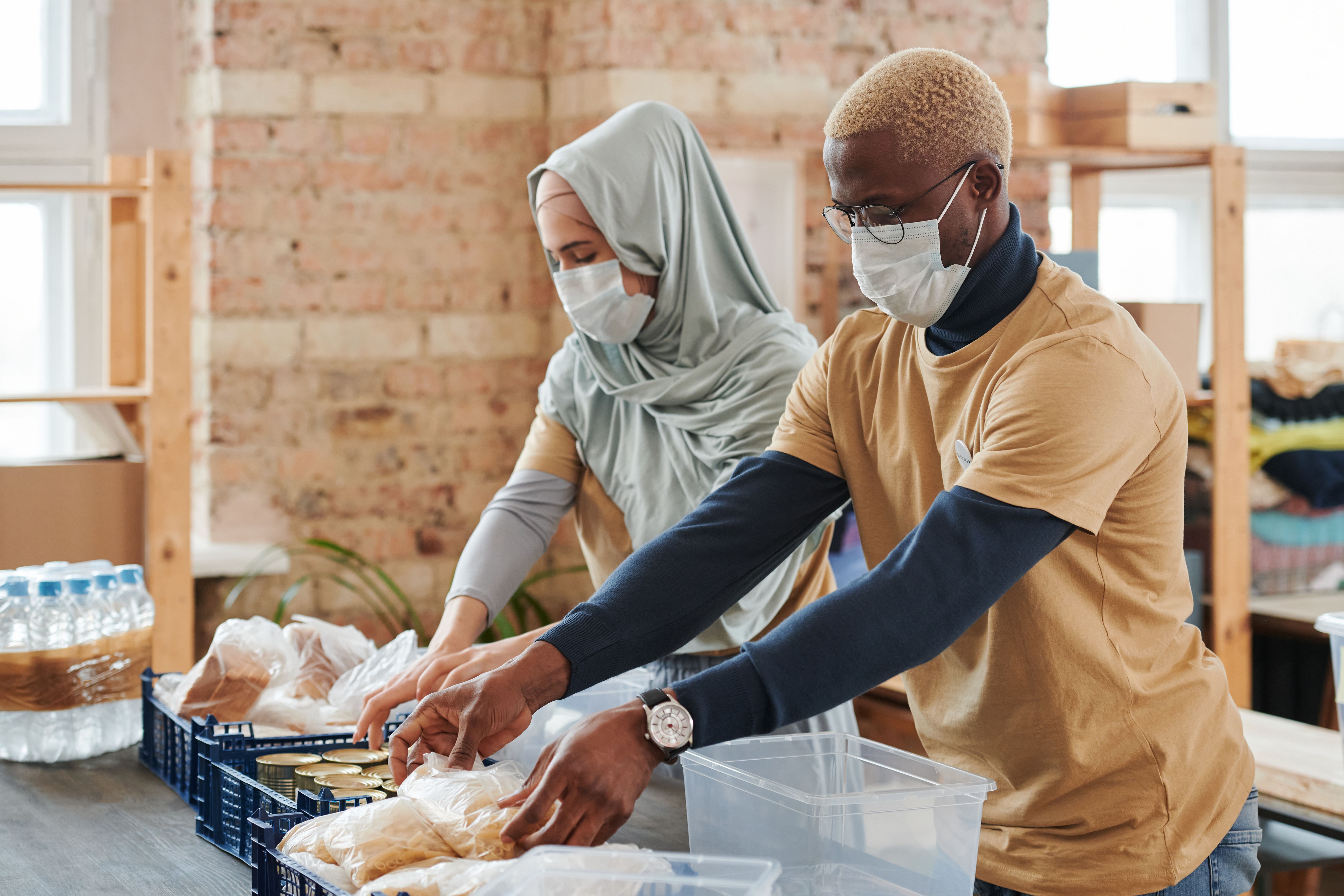 Voluntarios preparando donaciones de alimentos