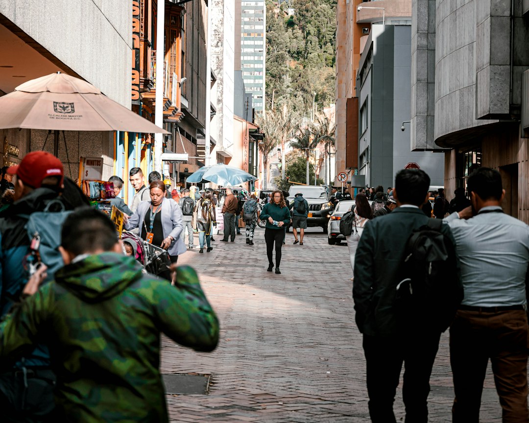 Escena urbana en Bogotá, imagen para la entrada sobre amenazas digitales en América Latina