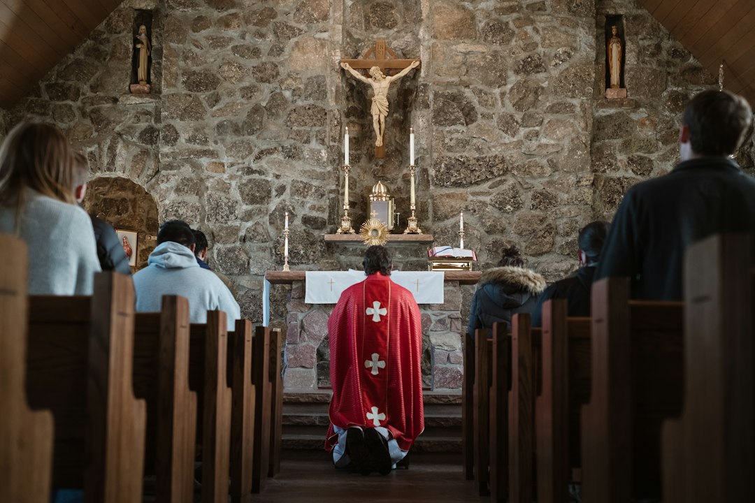 Personas reunidas en una iglesia