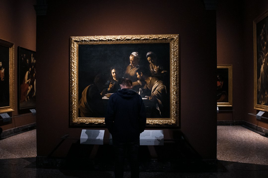 Visitante ante una obra en una exposición